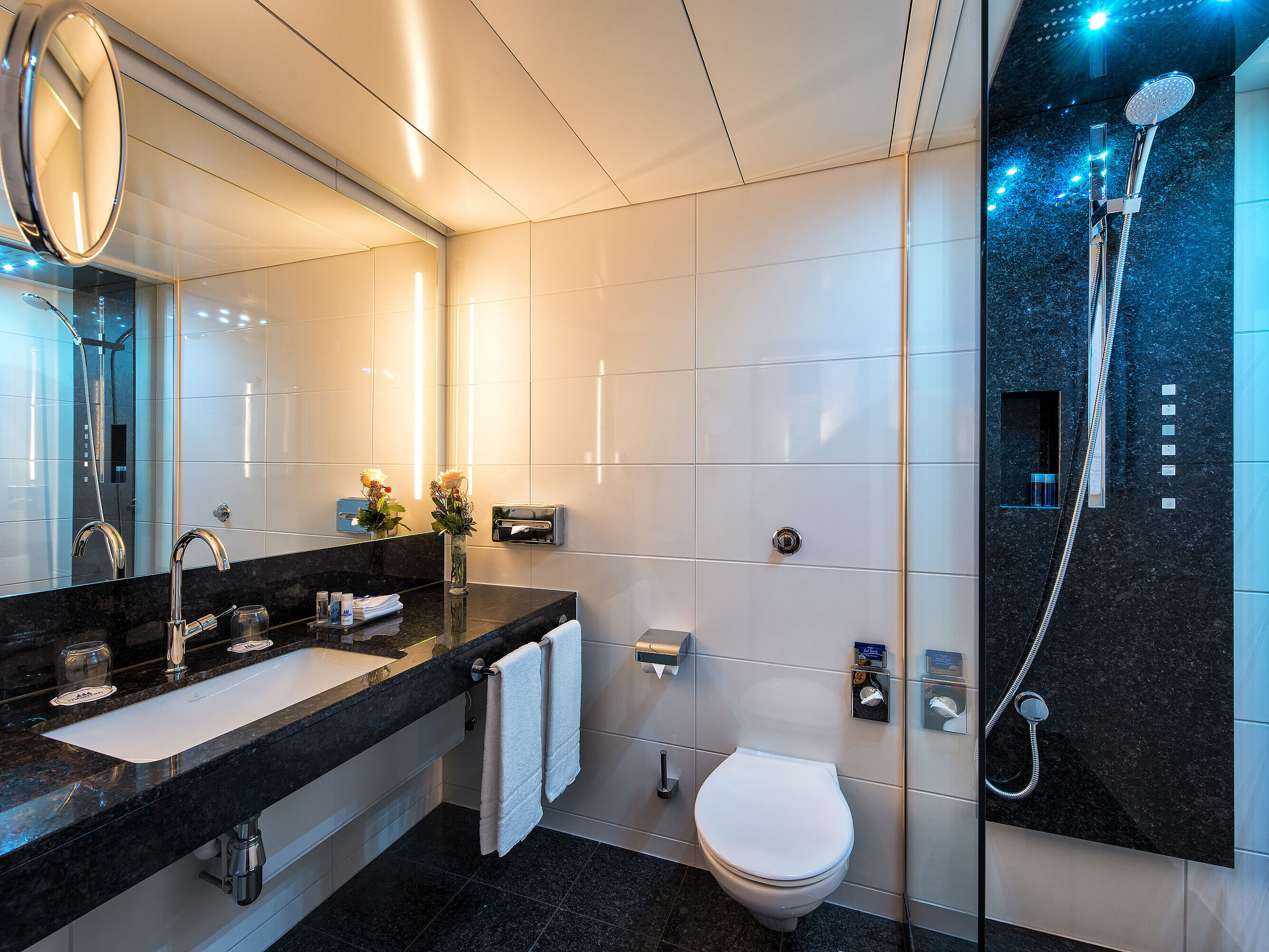 Geräumiges Bad mit Dusche, WC, Spiegel und Granitwaschtisch im Maritim Hotel Stuttgart