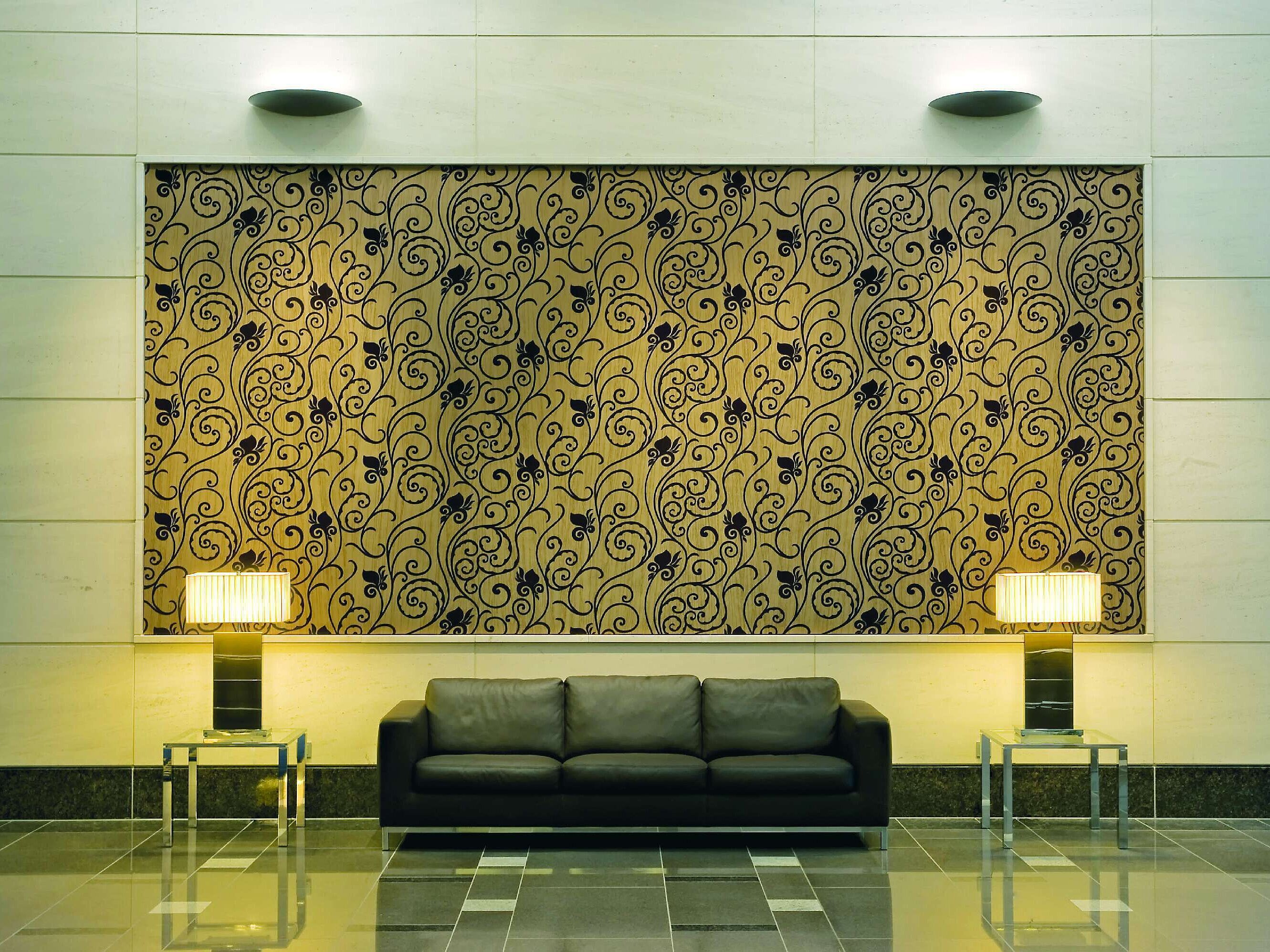 Elegantes Foyer im Maritim Hotel Düsseldorf mit stilvoller Wandgestaltung, gemütlichem Ledersofa und modernen Tischlampen.