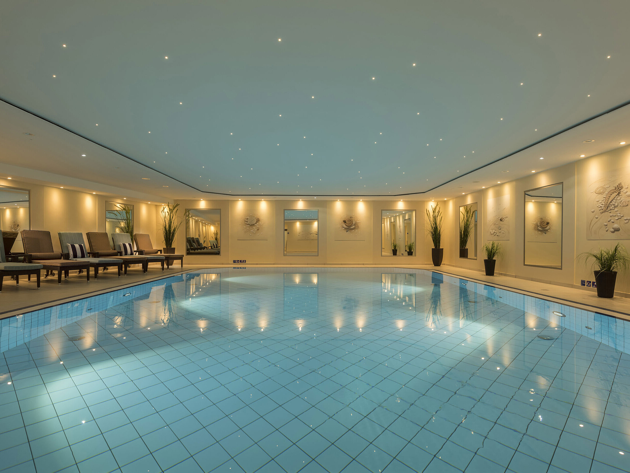 Eleganter Indoor-Pool im Wellnessbereich des Maritim Hotel Königswinter mit entspannter Atmosphäre.