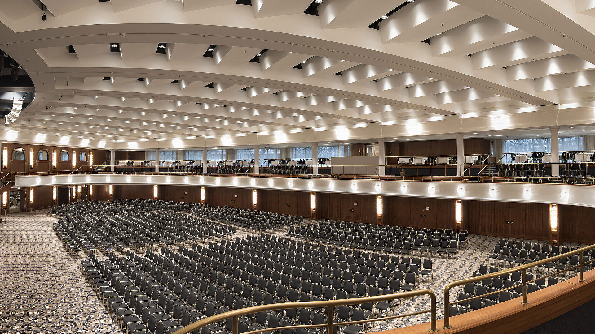Das Bild zeigt den großen Saal Maritim im Maritim Hotel Bonn, eingerichtet für Konferenzen oder große Veranstaltungen.
