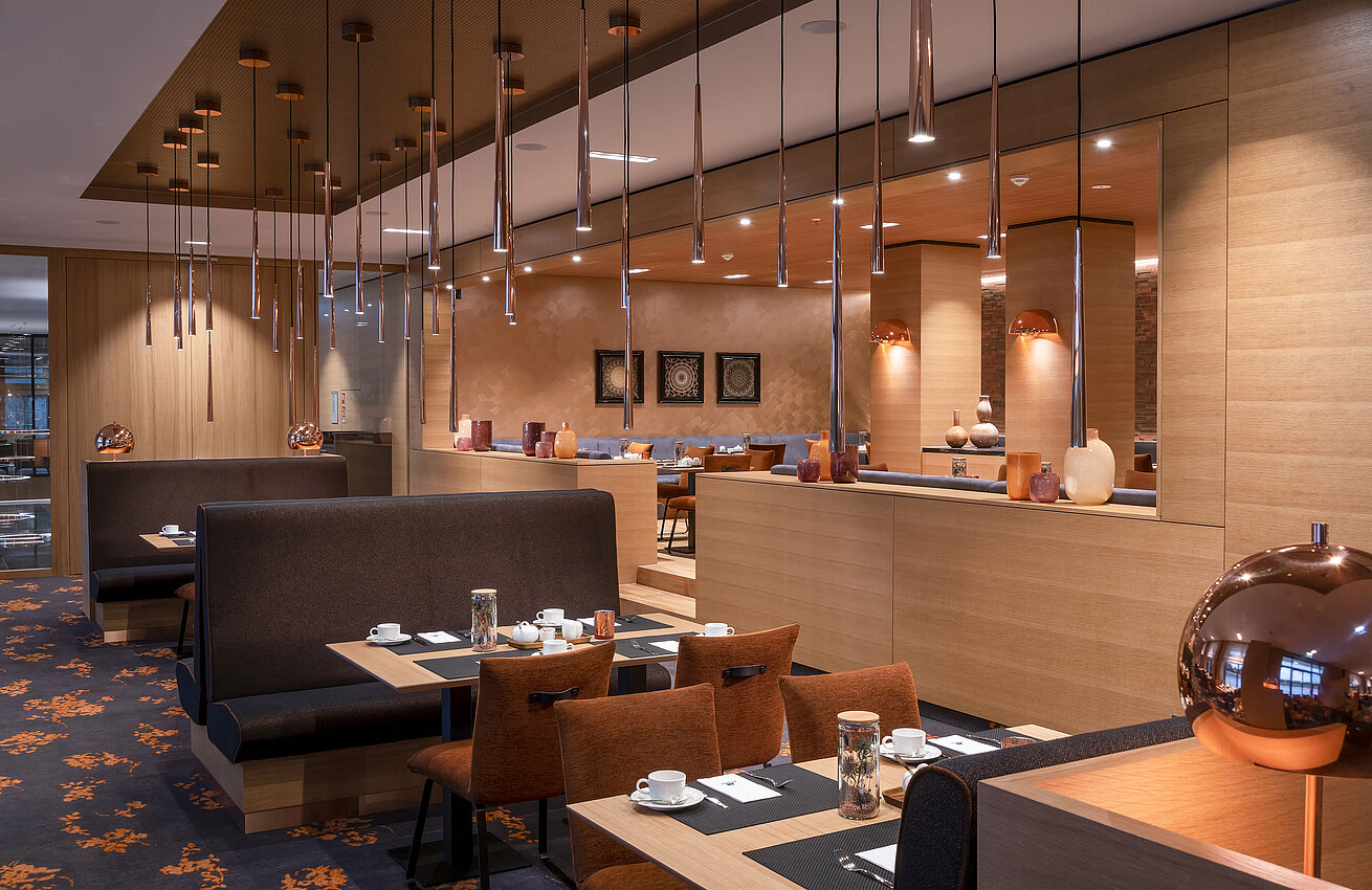 Stilvolles Restaurant im Maritim Hotel Ingolstadt mit gemütlichen Sitzbereichen und modernem Design.
